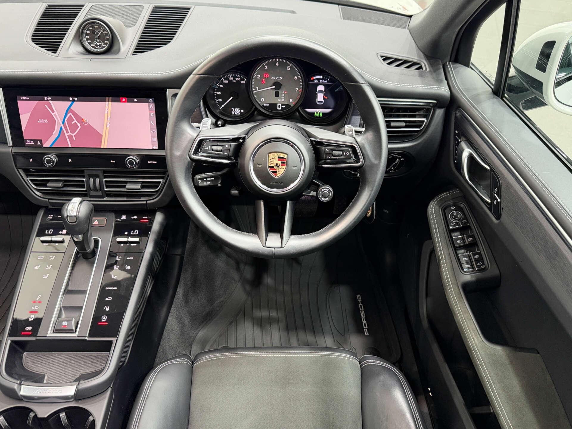 Porsche Macan view 19