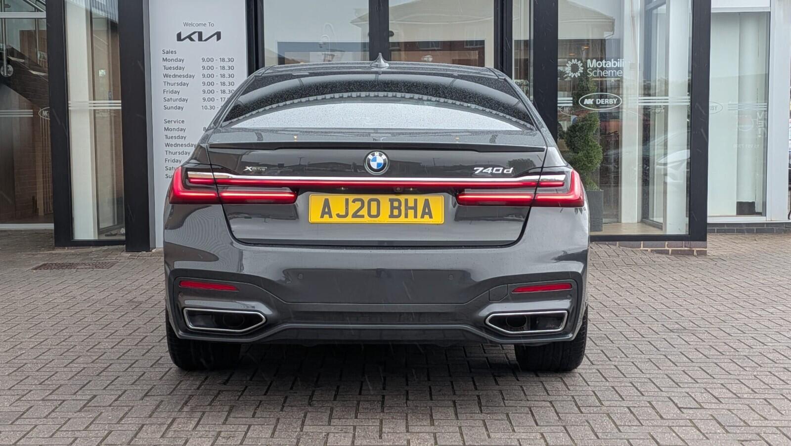 BMW 7 Series view 9