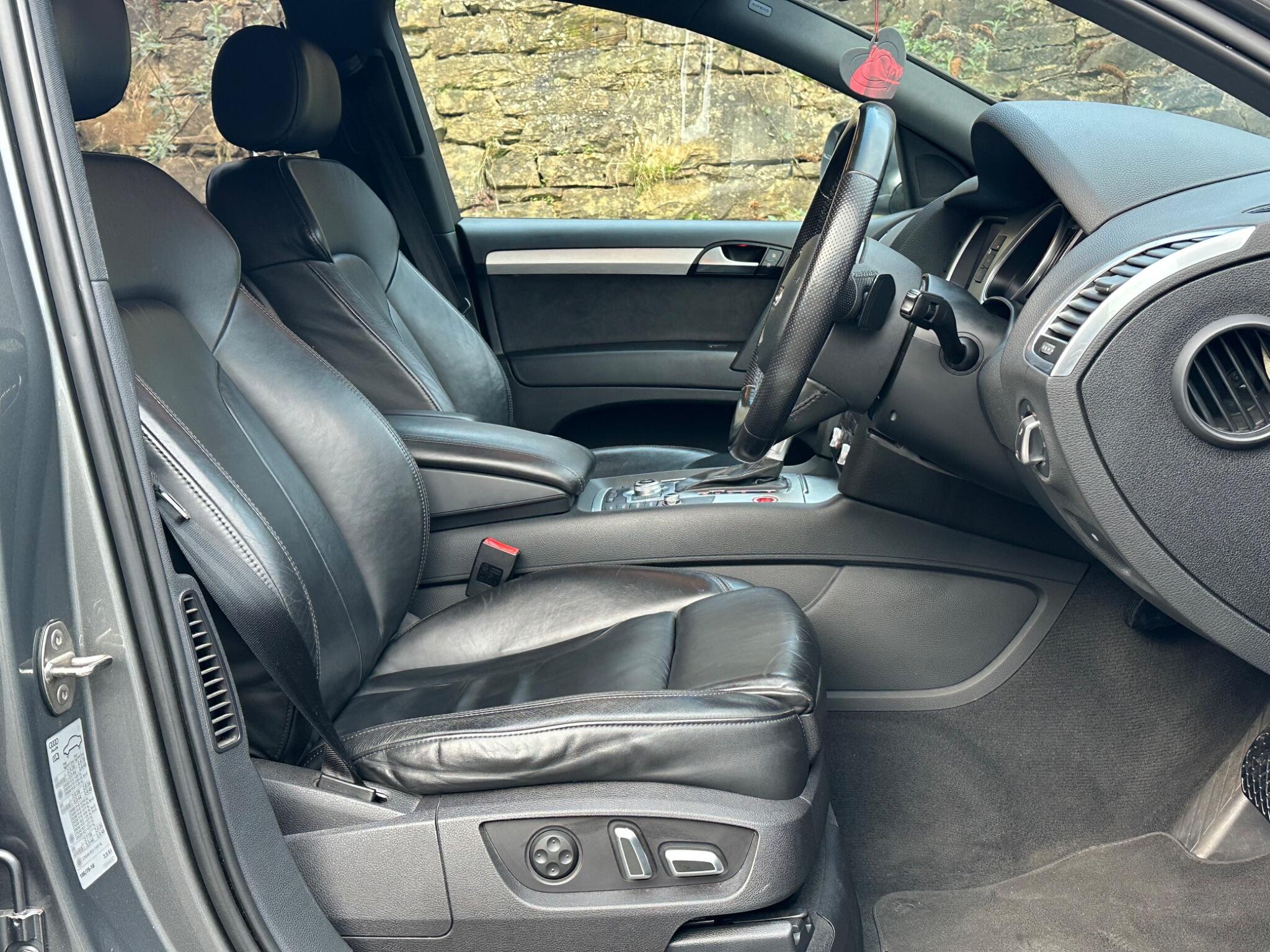 Audi Q7 view 11