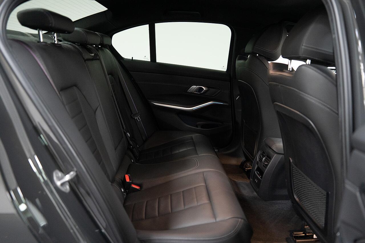 BMW 3 Series view 22