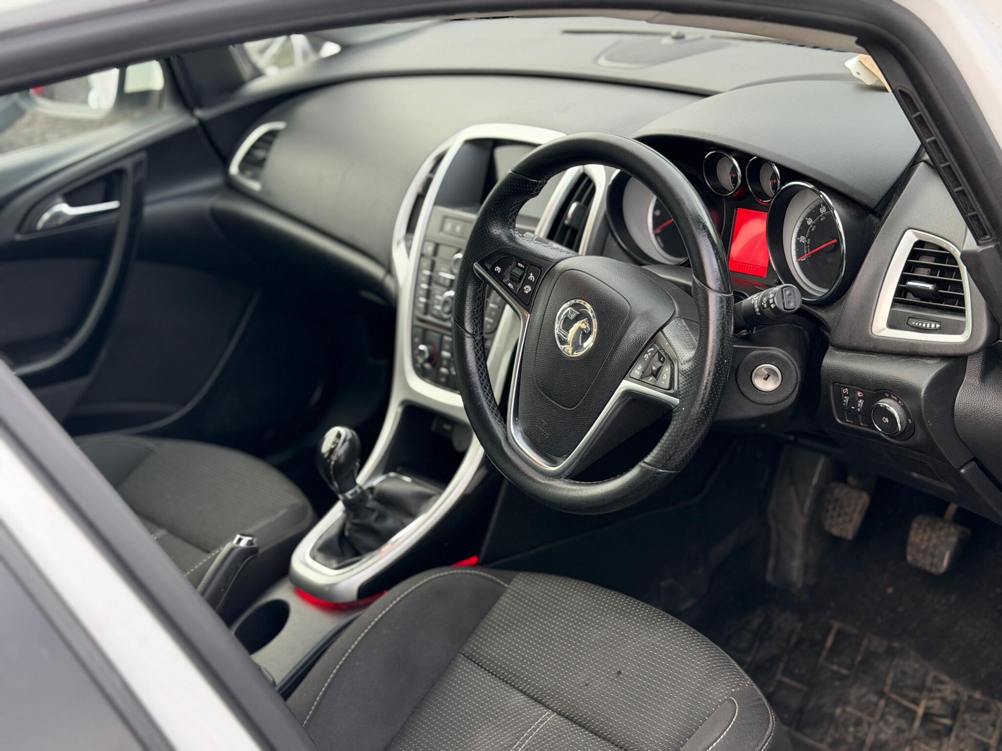 2015 Vauxhall Astra 1.6i Tech Line GT Euro 6 5dr image 15