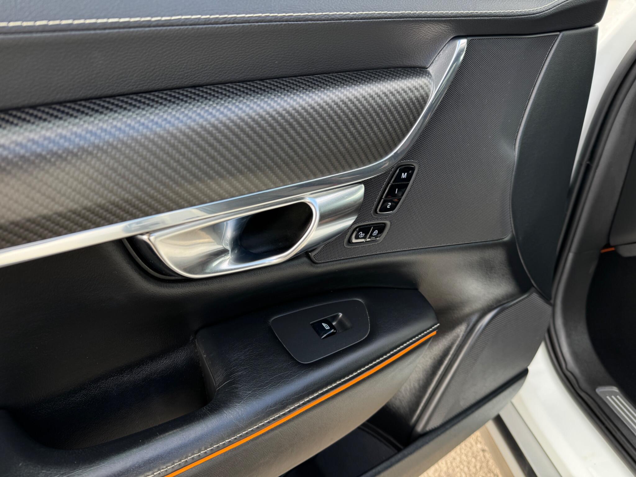 Volvo V90 Cross Country view 36