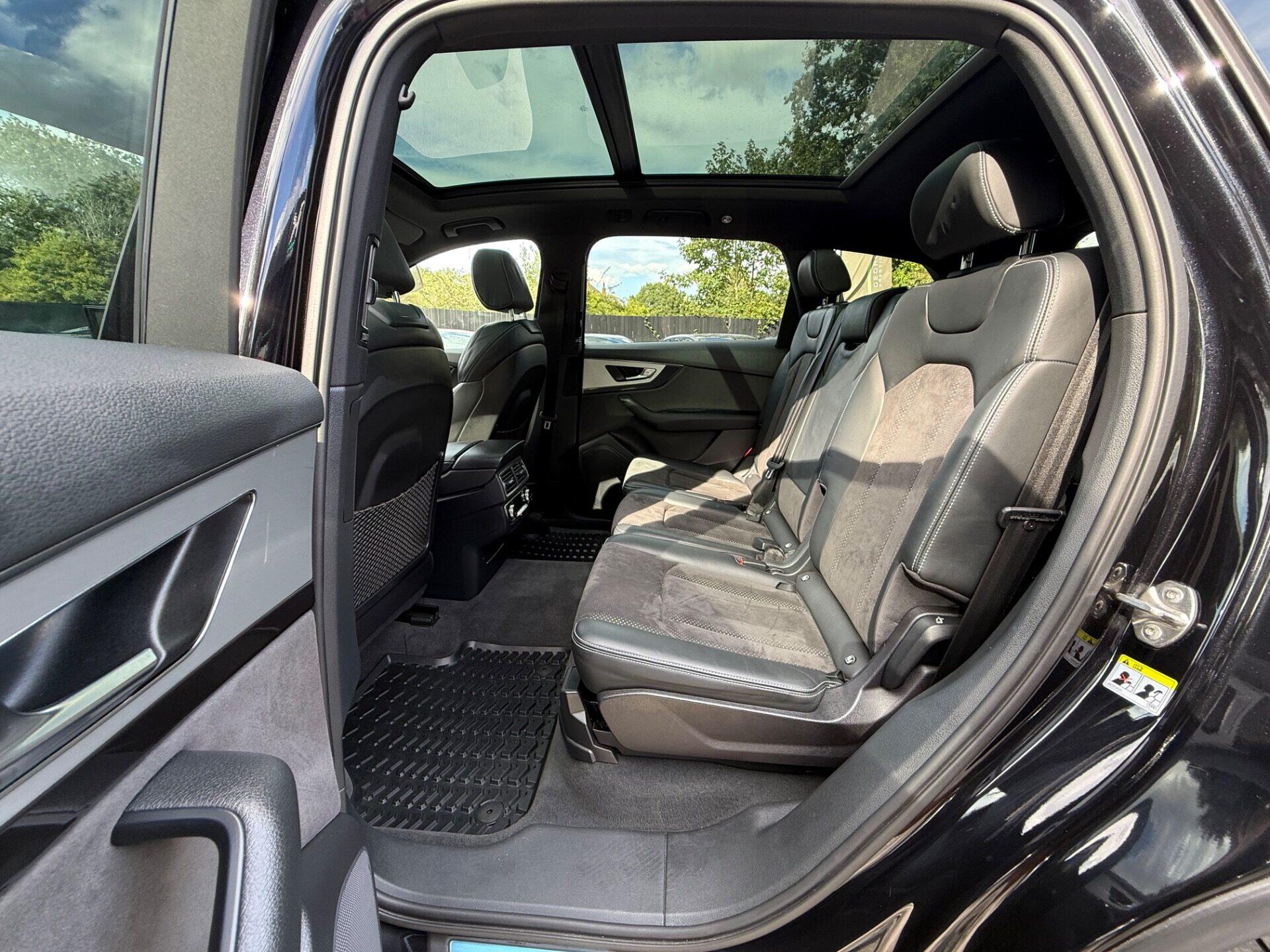 Audi Q7 view 18