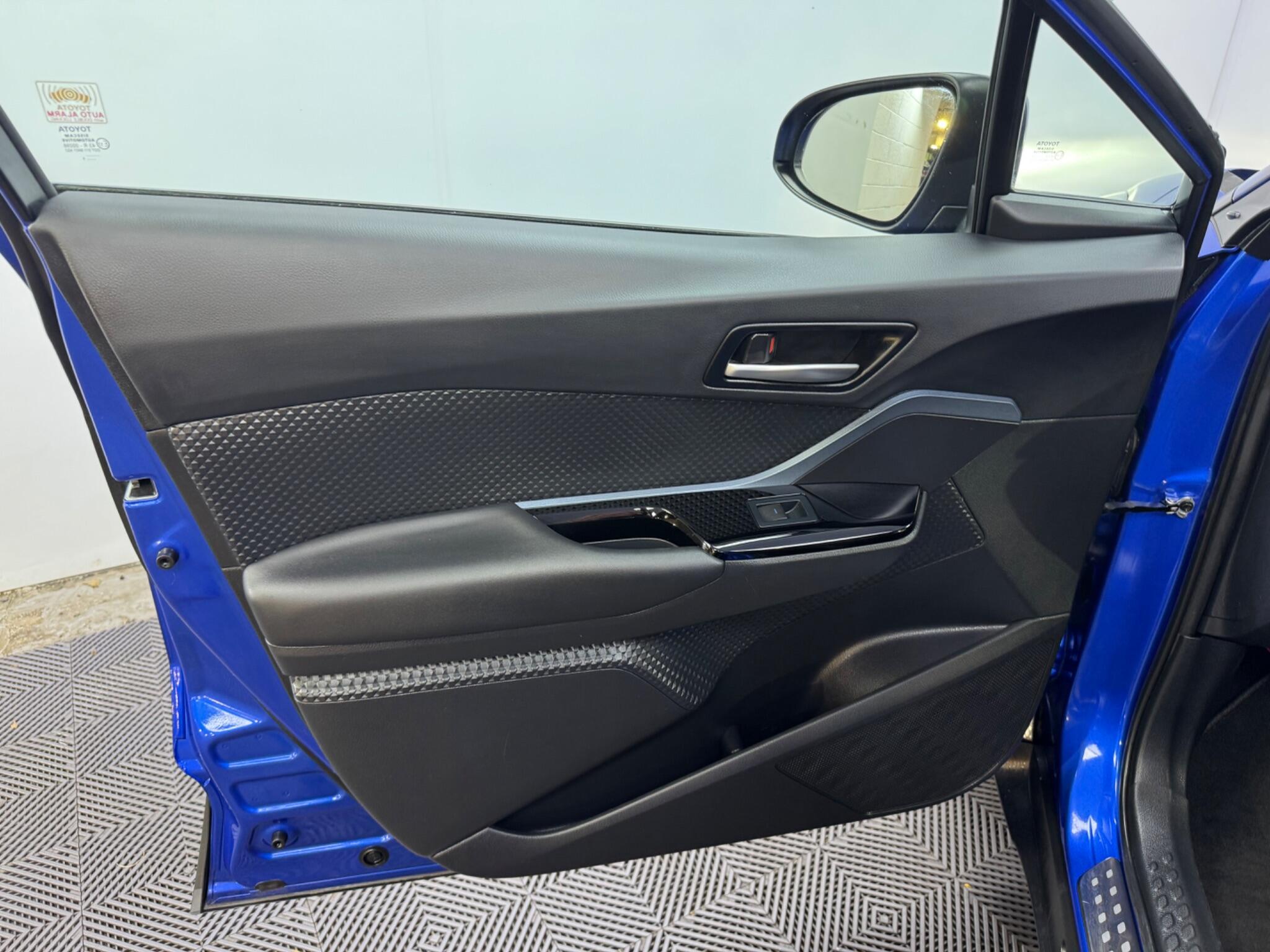 Toyota C-HR view 44