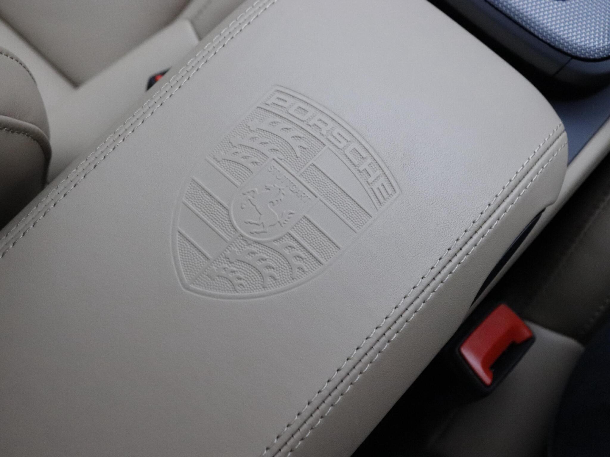 Porsche 911 view 28