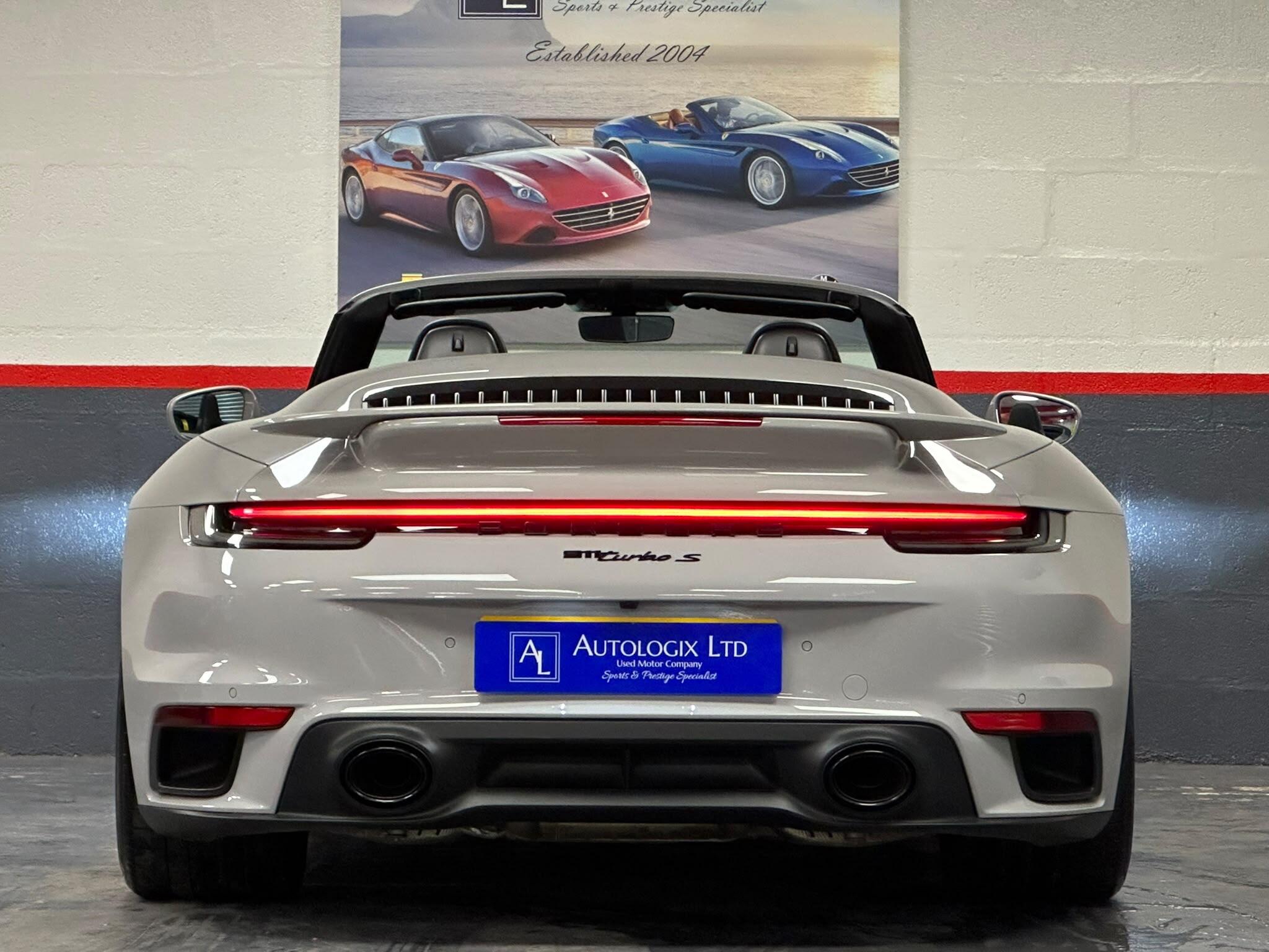 Porsche 911 view 7