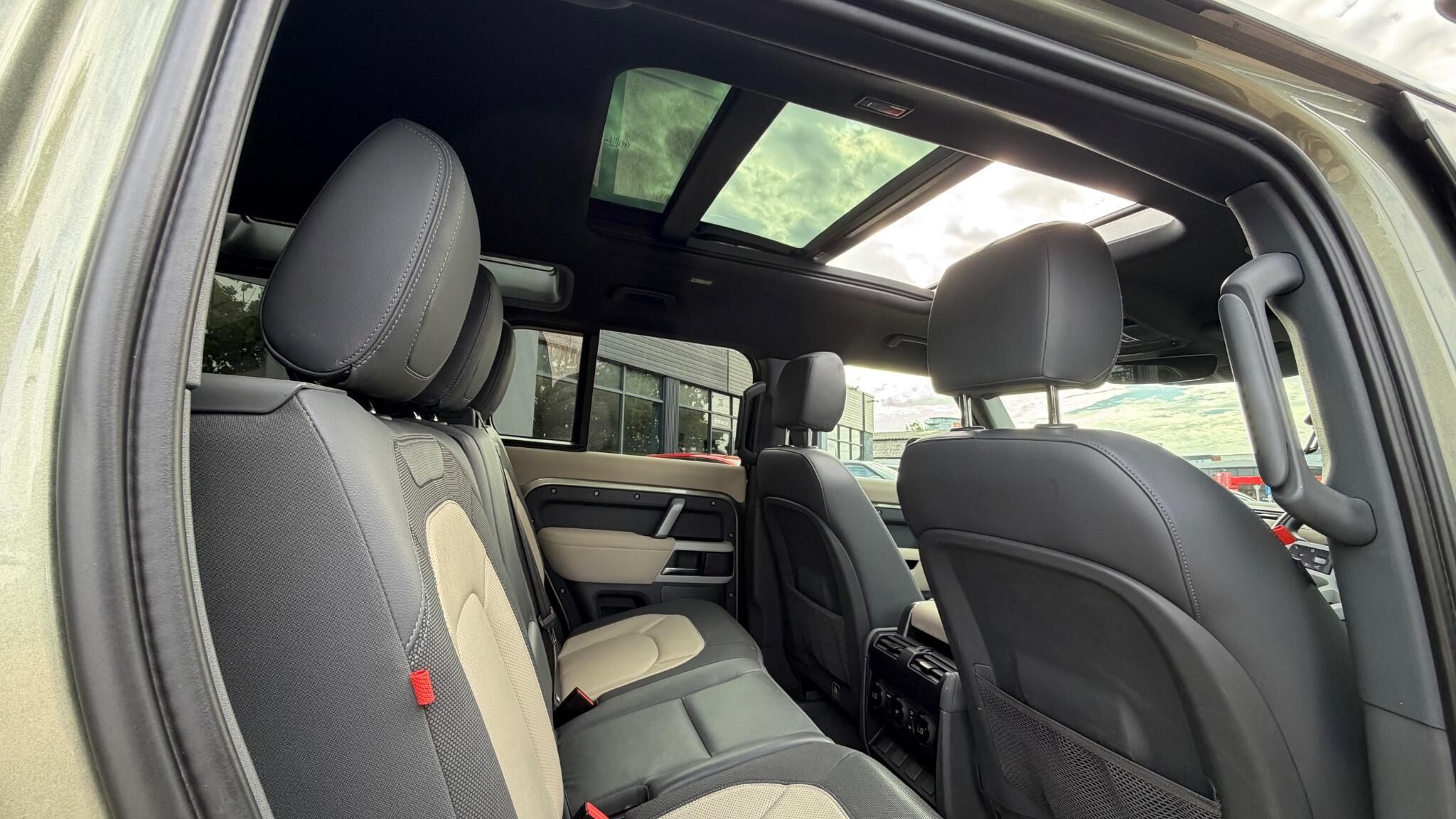 Land Rover Defender 110 view 17