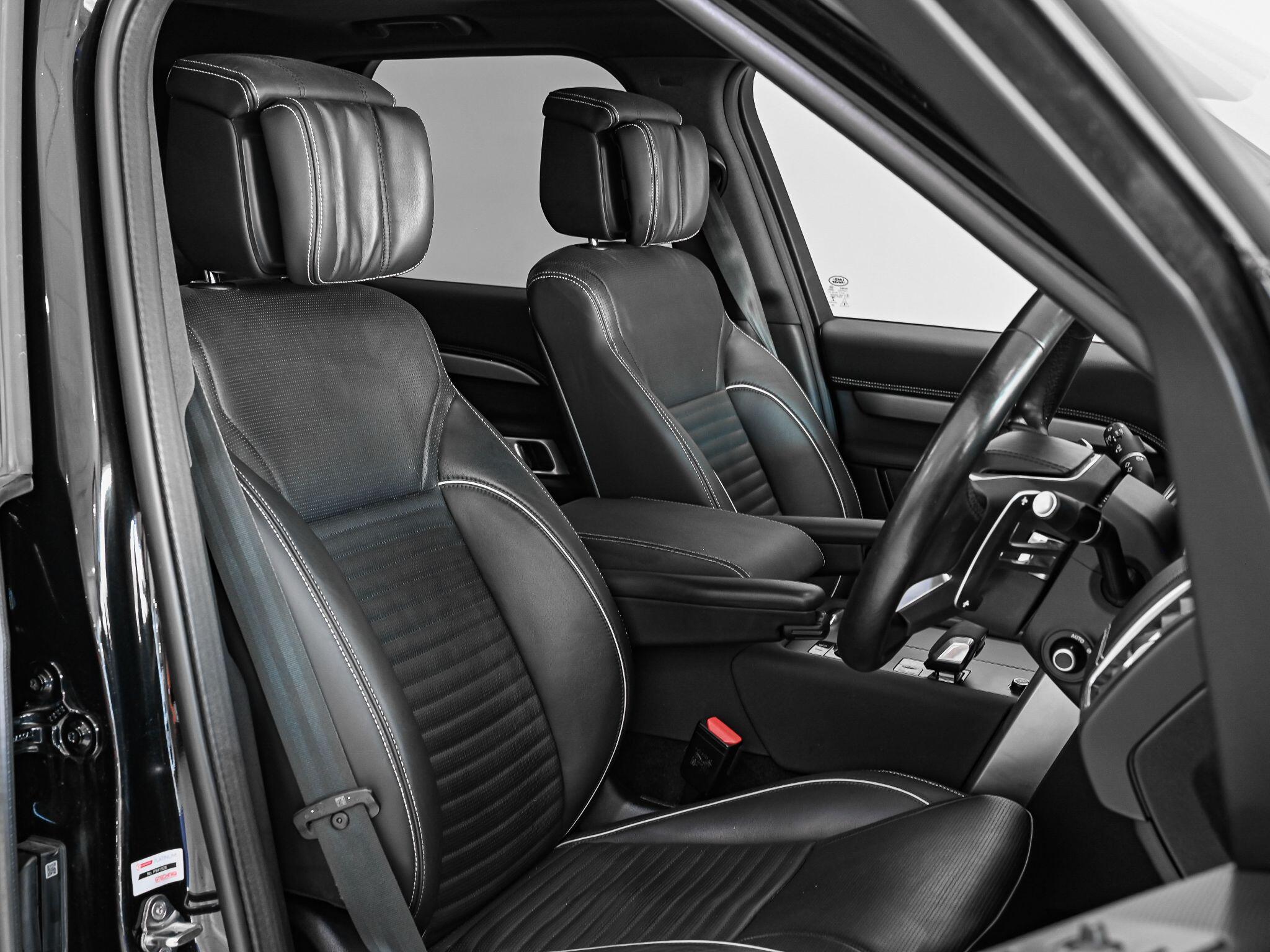 Land Rover Discovery view 3