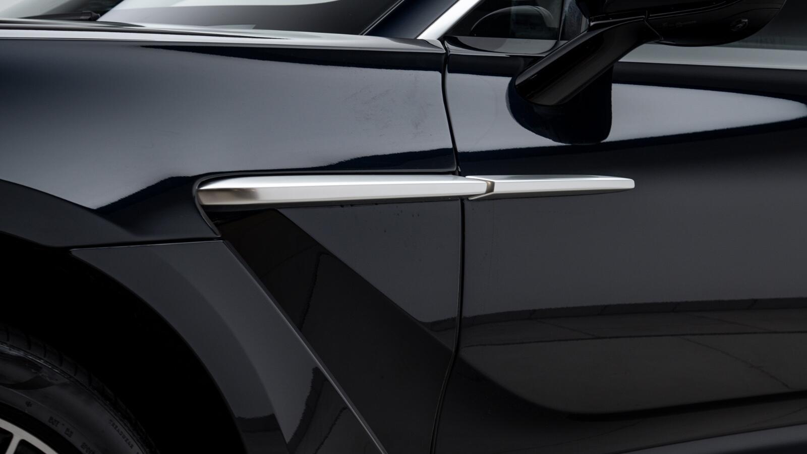 Aston Martin DBX view 44