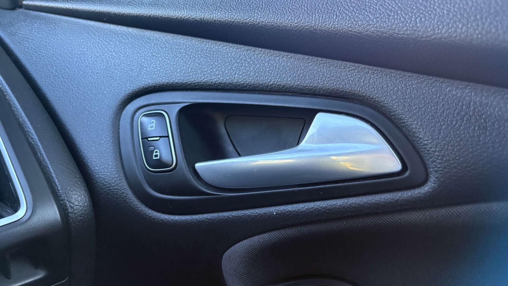 Ford Focus view 23