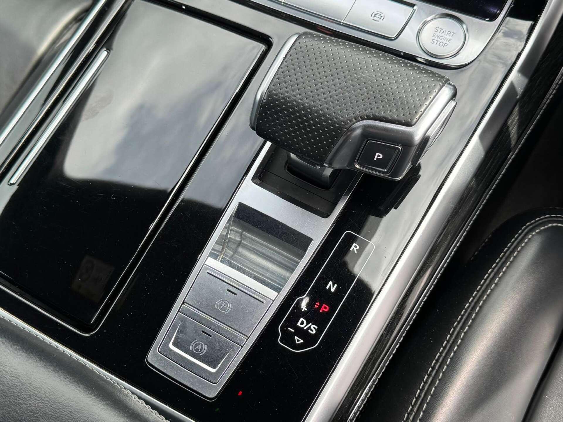 Audi Q8 view 43