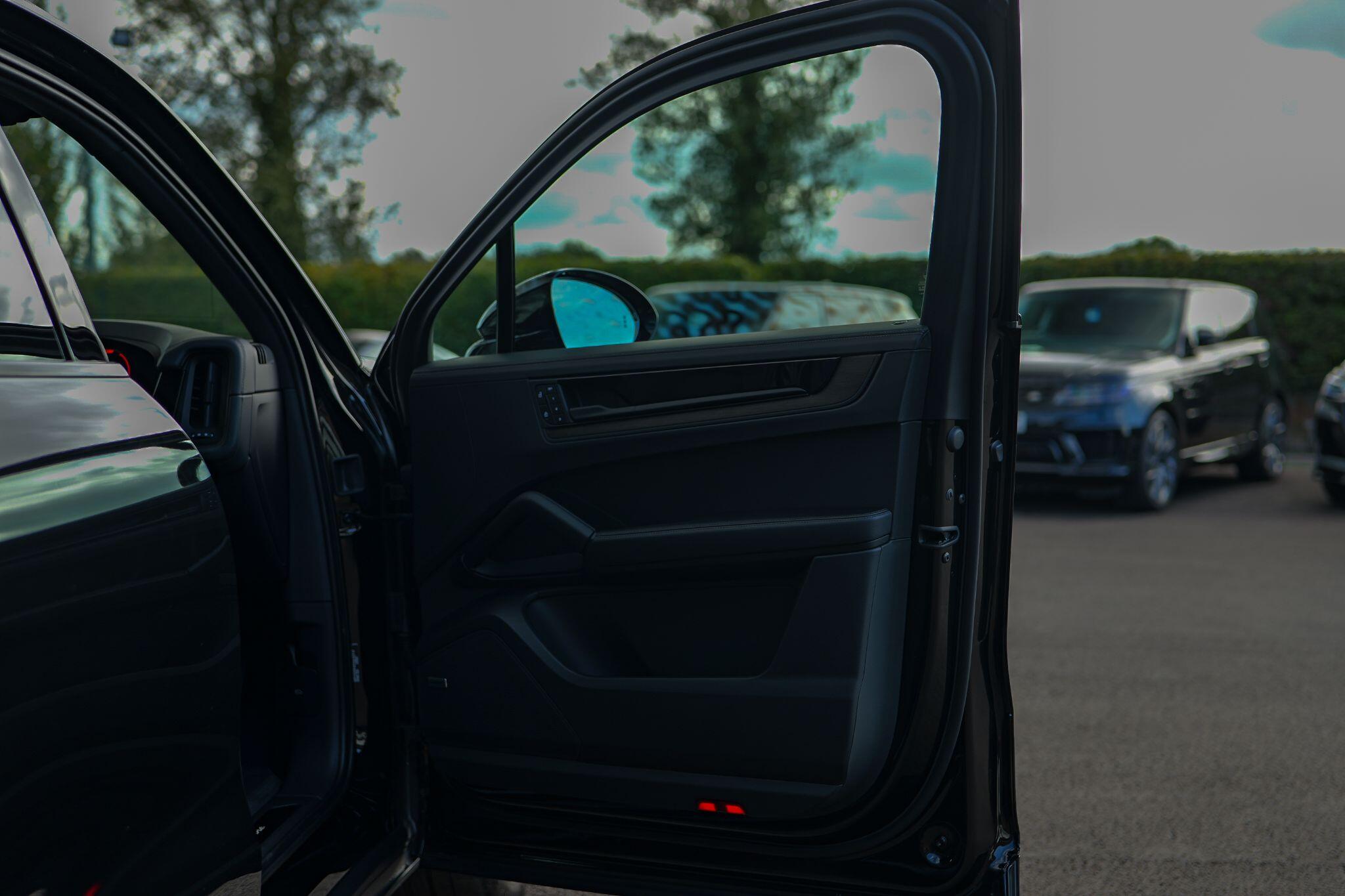 Porsche Cayenne view 31