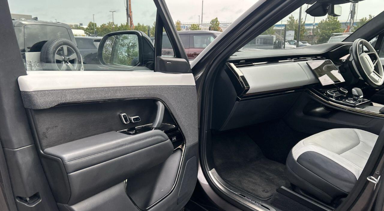Land Rover Range Rover Sport view 4