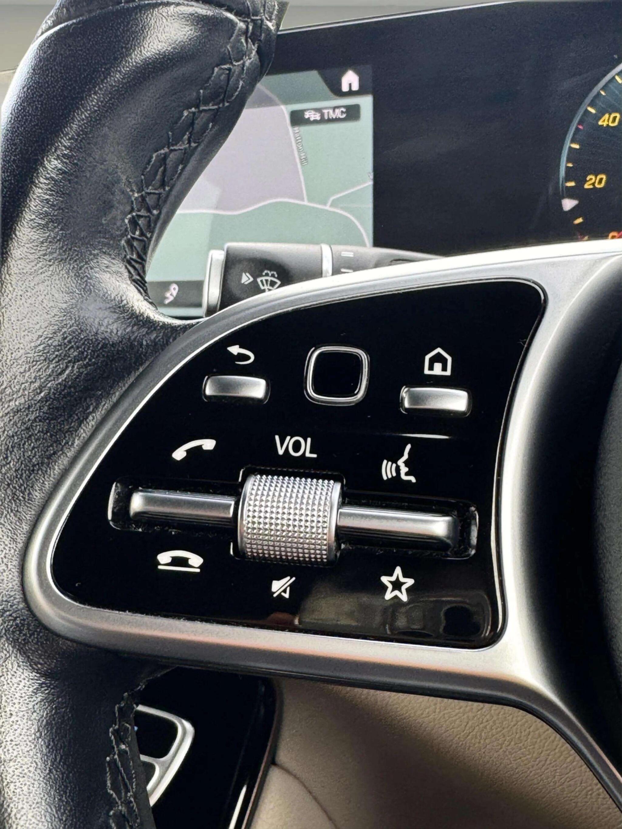 Mercedes-Benz EQC view 41