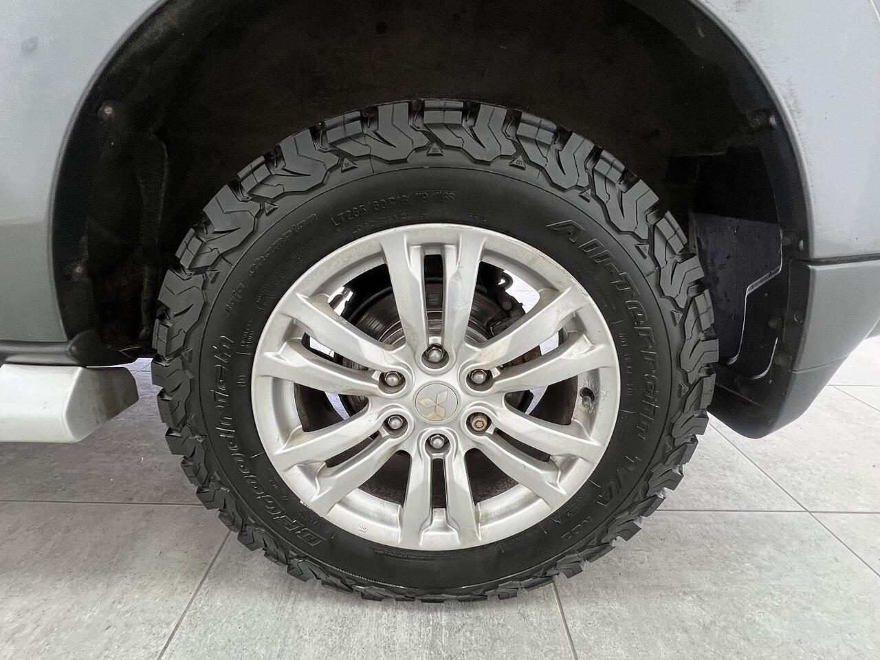 Mitsubishi Shogun view 18