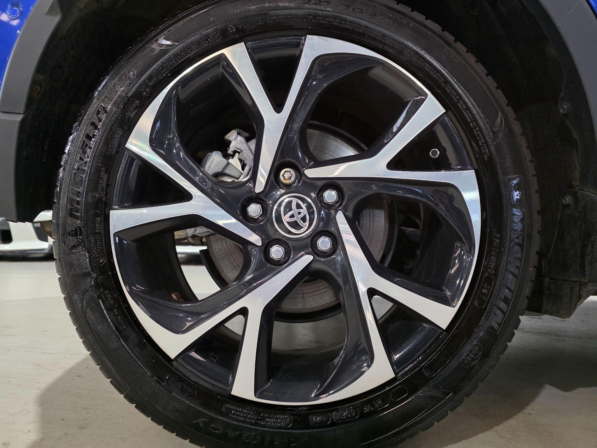 Toyota C-HR view 25