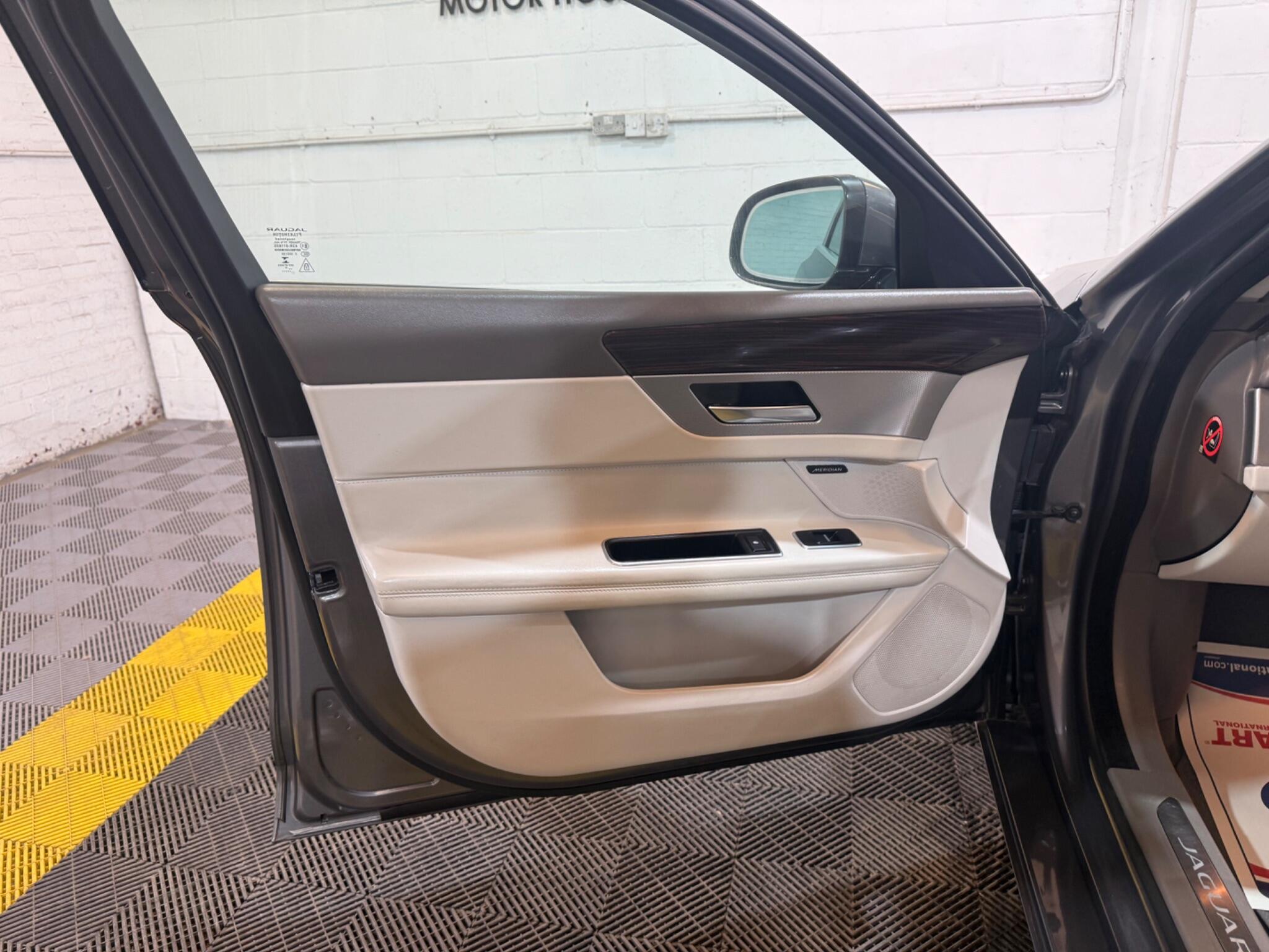 Jaguar XF view 41