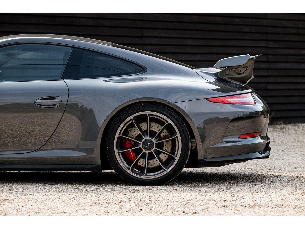 Porsche 911 view 7