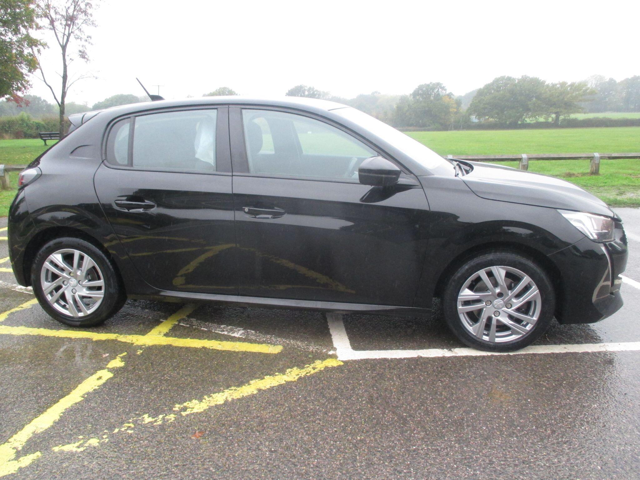 Peugeot 208 view 5