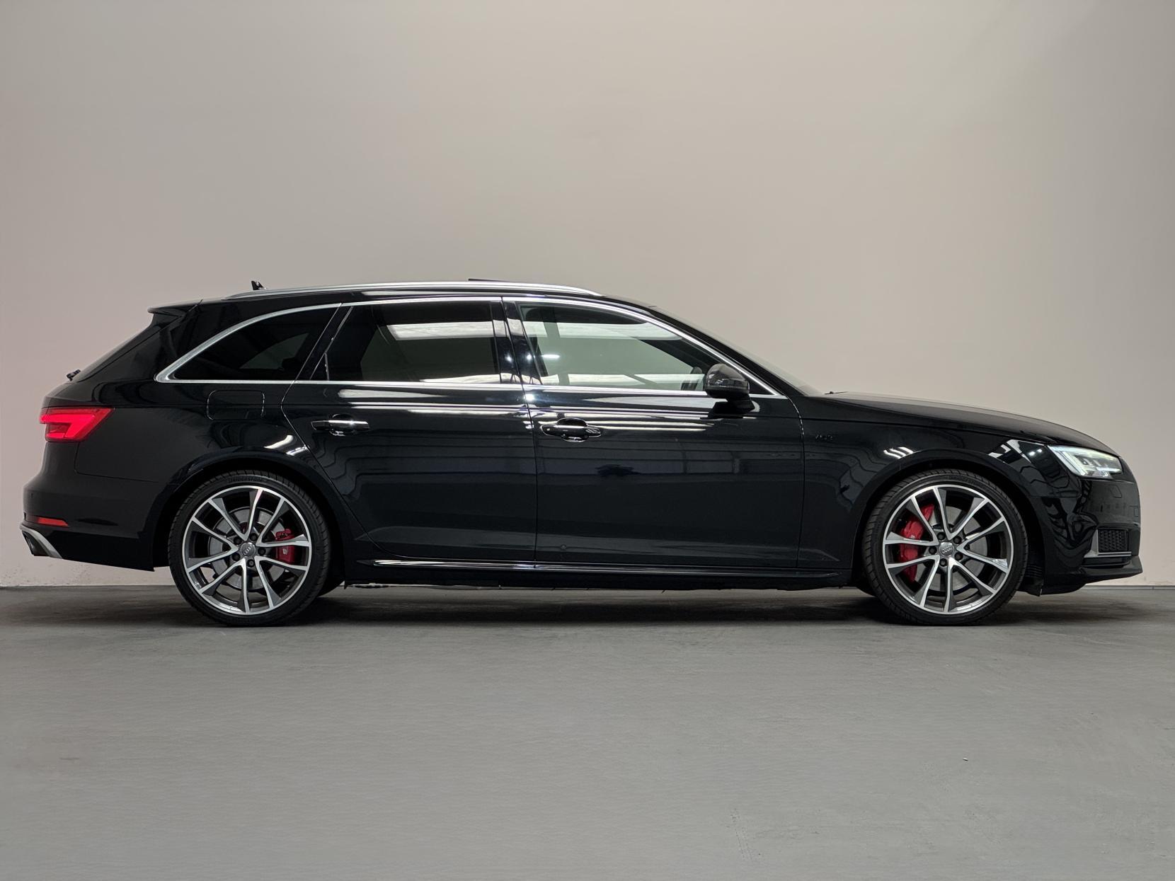 Audi S4 Avant view 18
