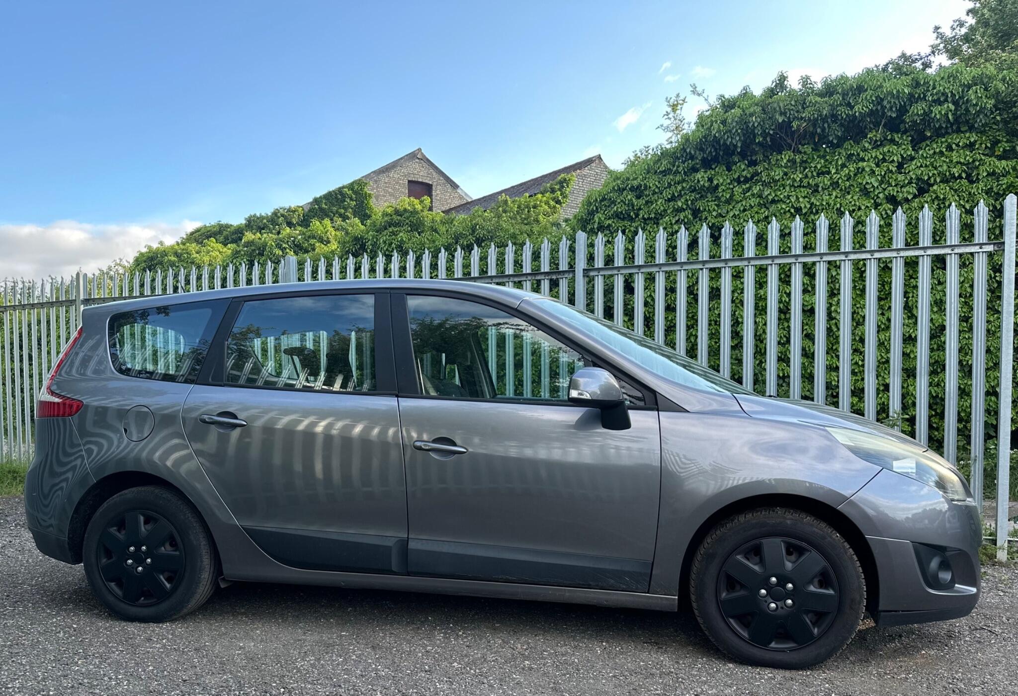 2010 Renault Grand Scenic image 11