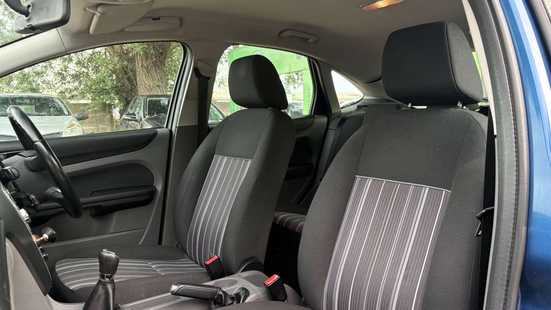 Ford Focus view 13