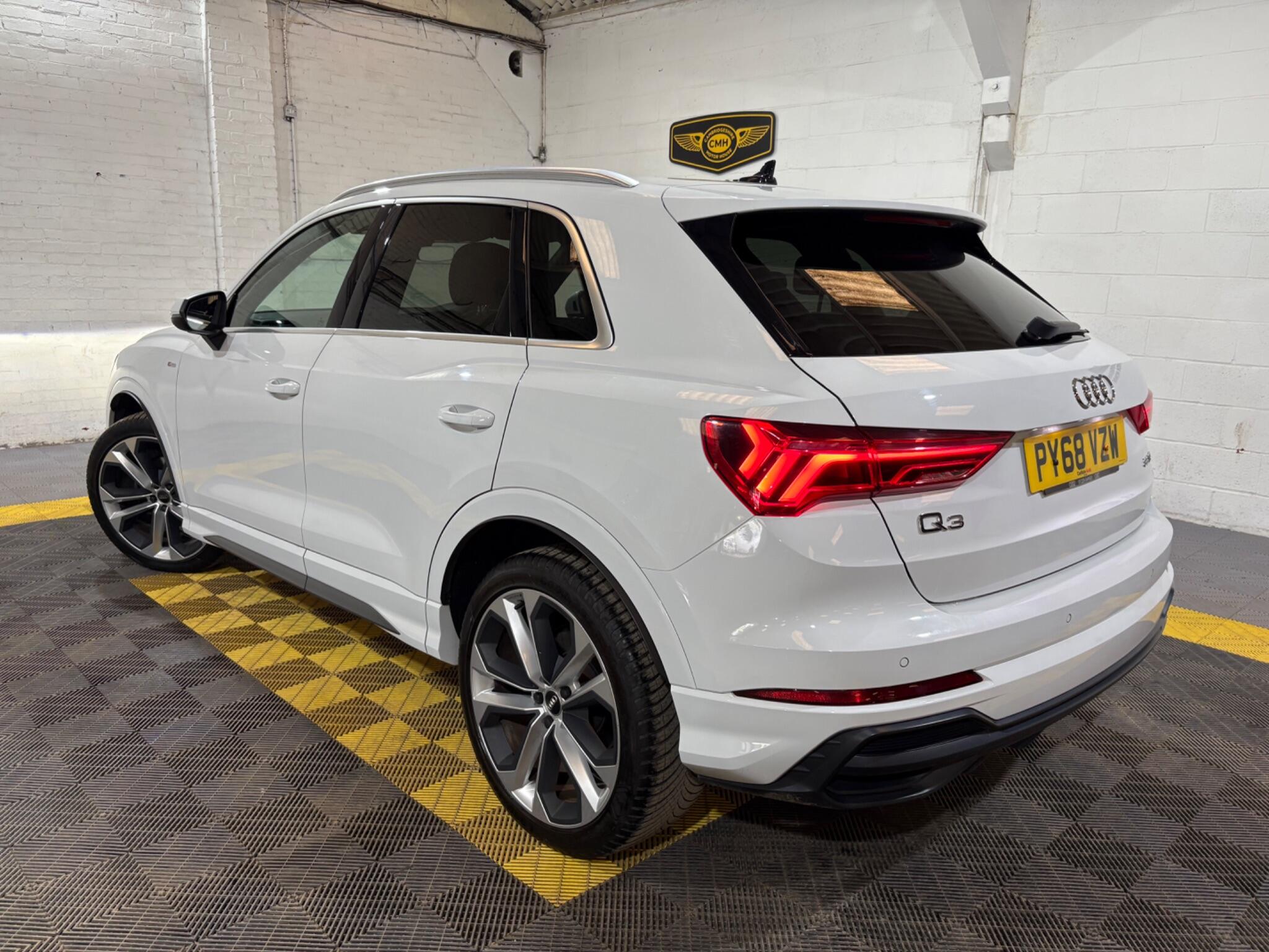 Audi Q3 view 8