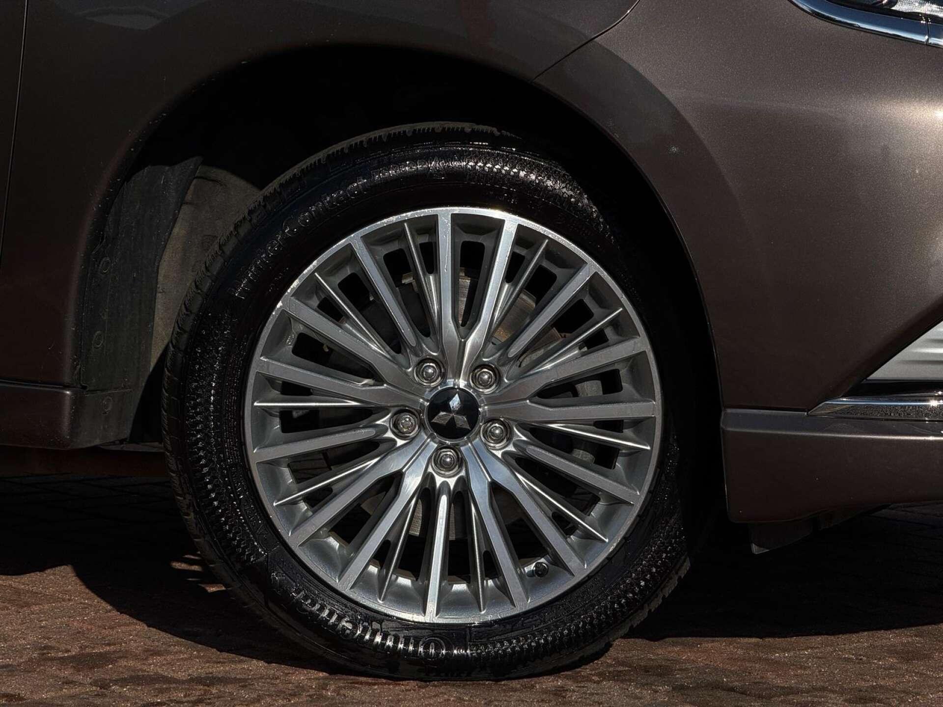 Mitsubishi Outlander view 15