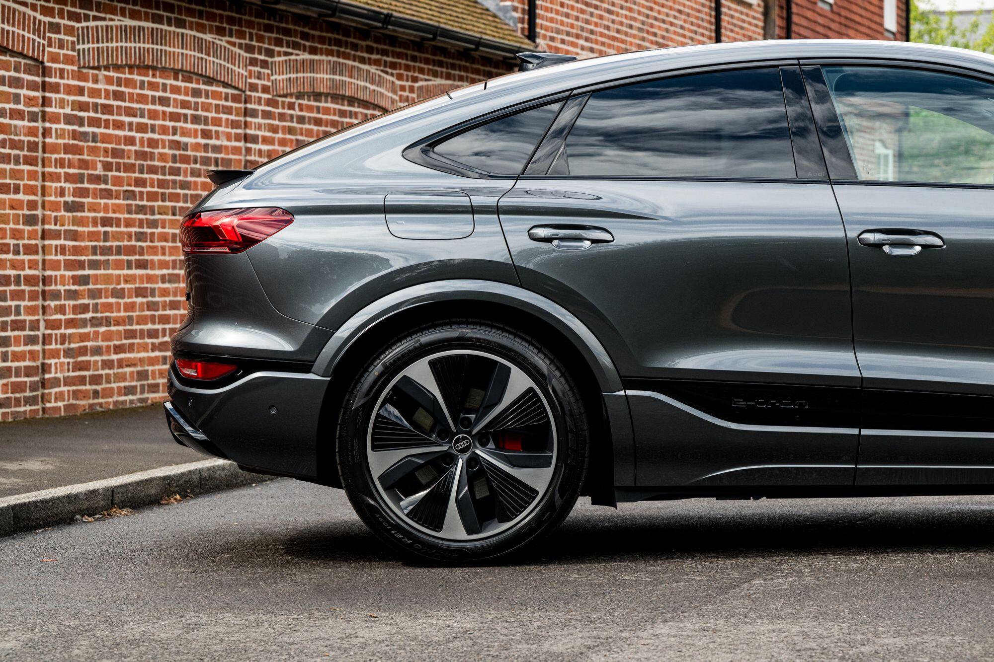 Audi SQ6 E-Tron view 21