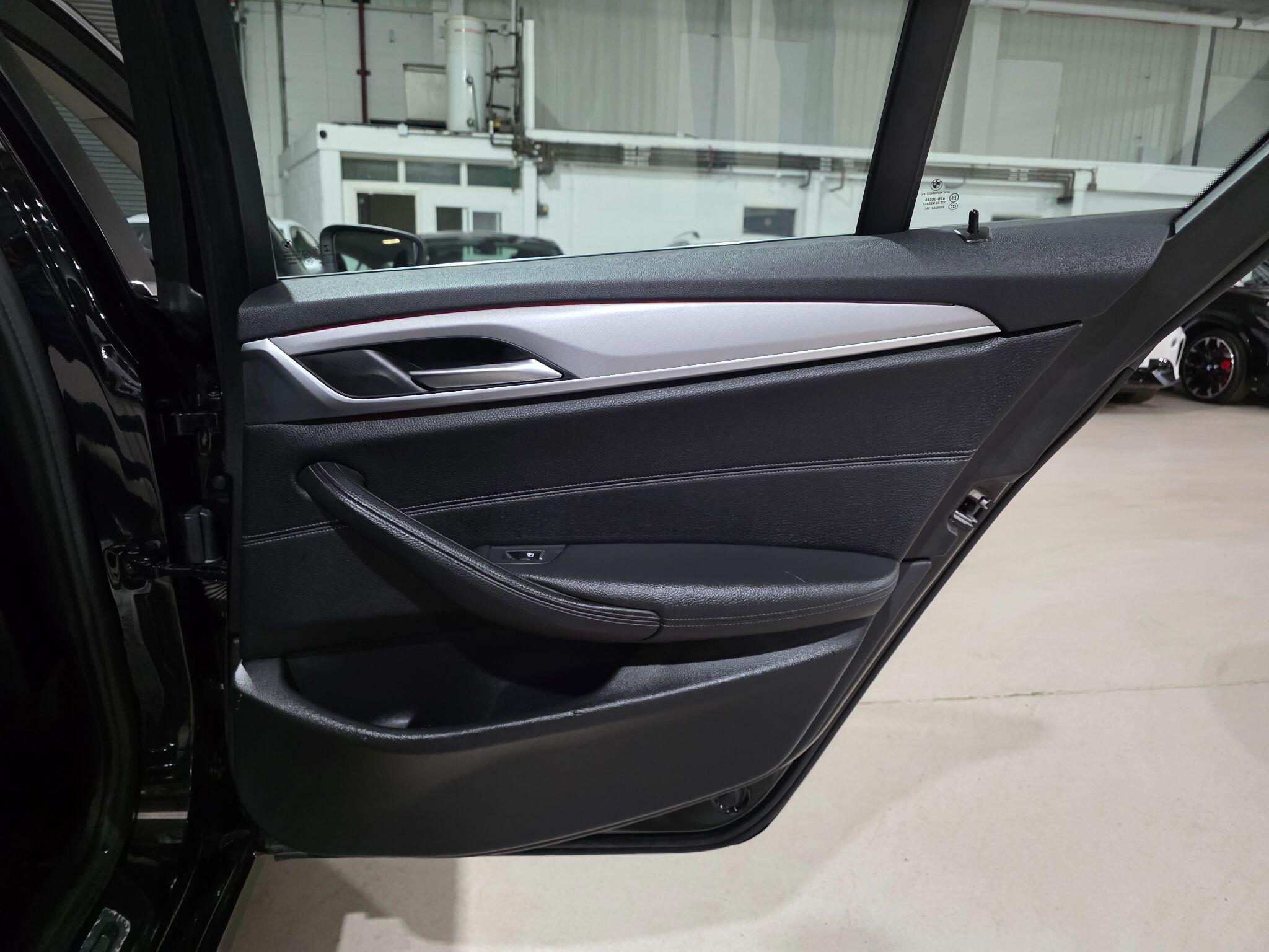 BMW 5 Series view 25