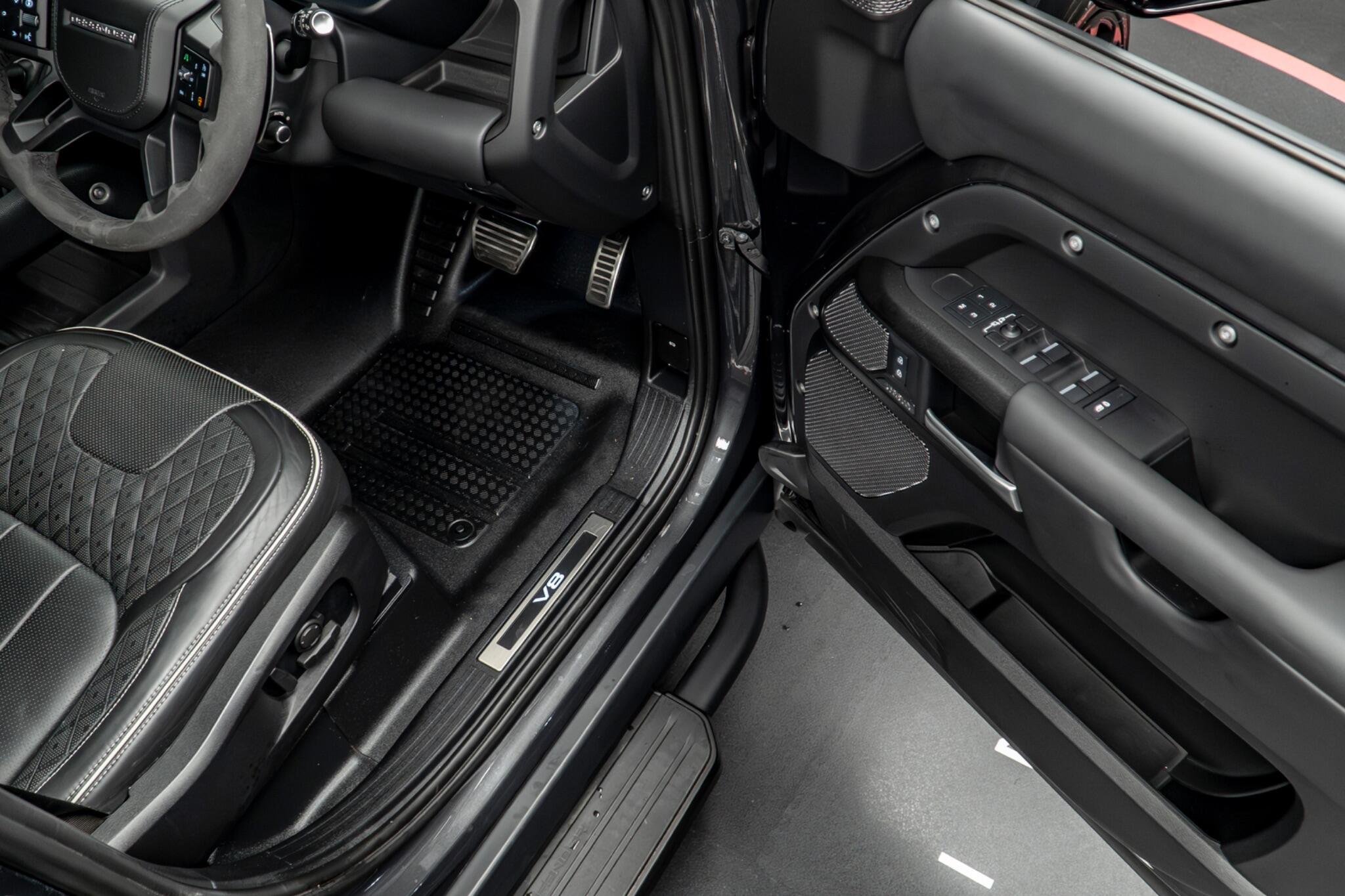 Land Rover Defender view 29