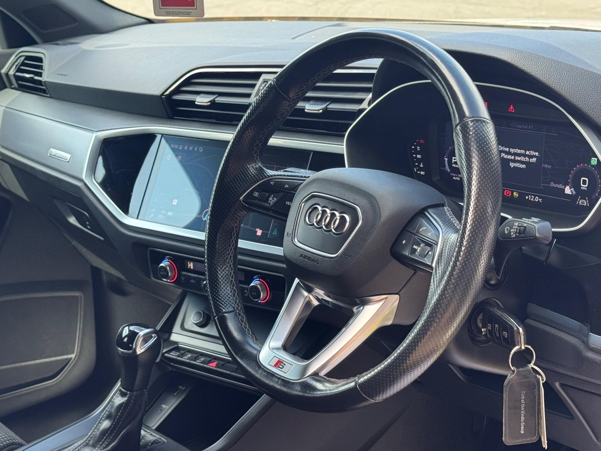 Audi Q3 view 15