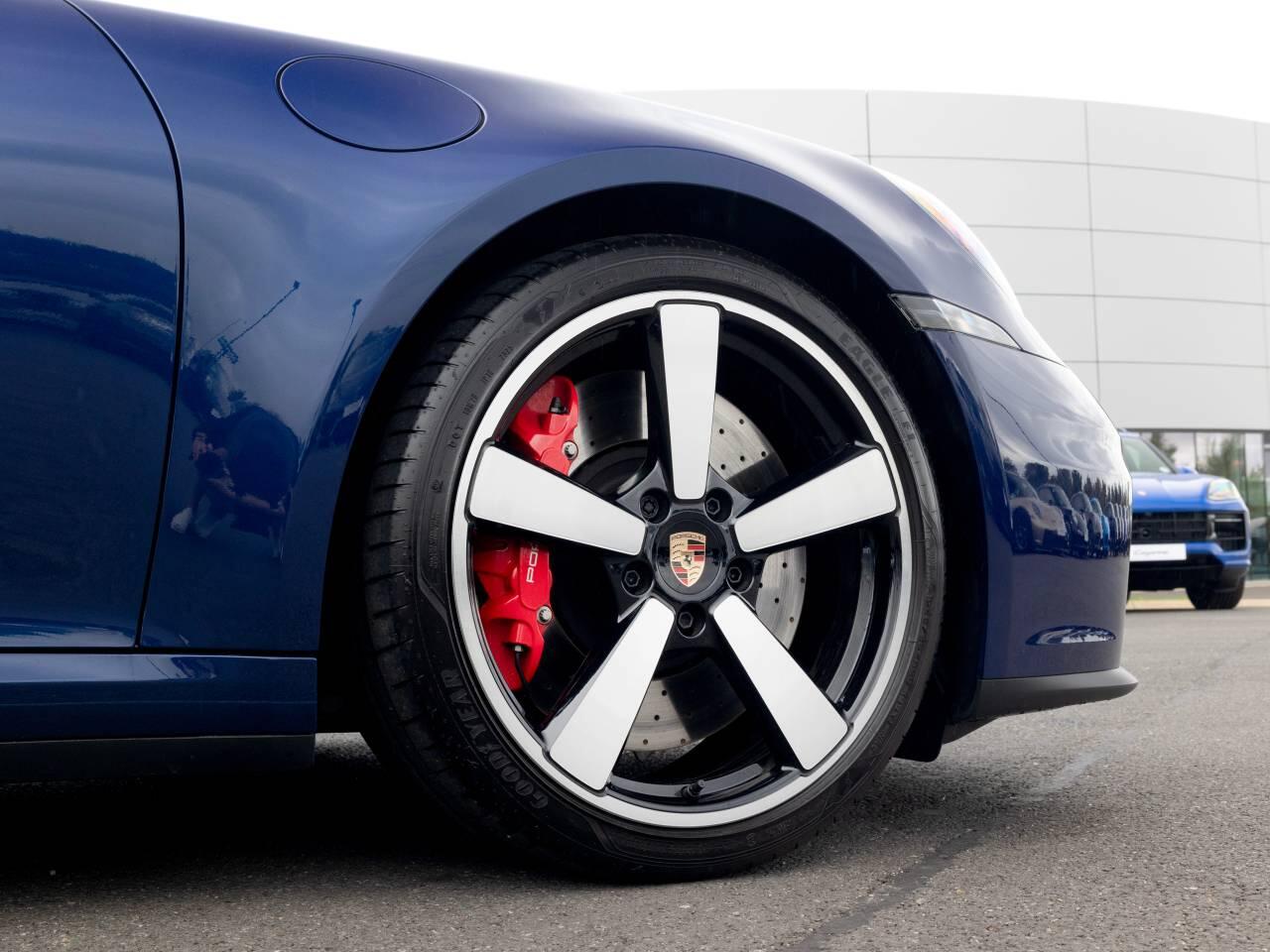 Porsche 911 view 9