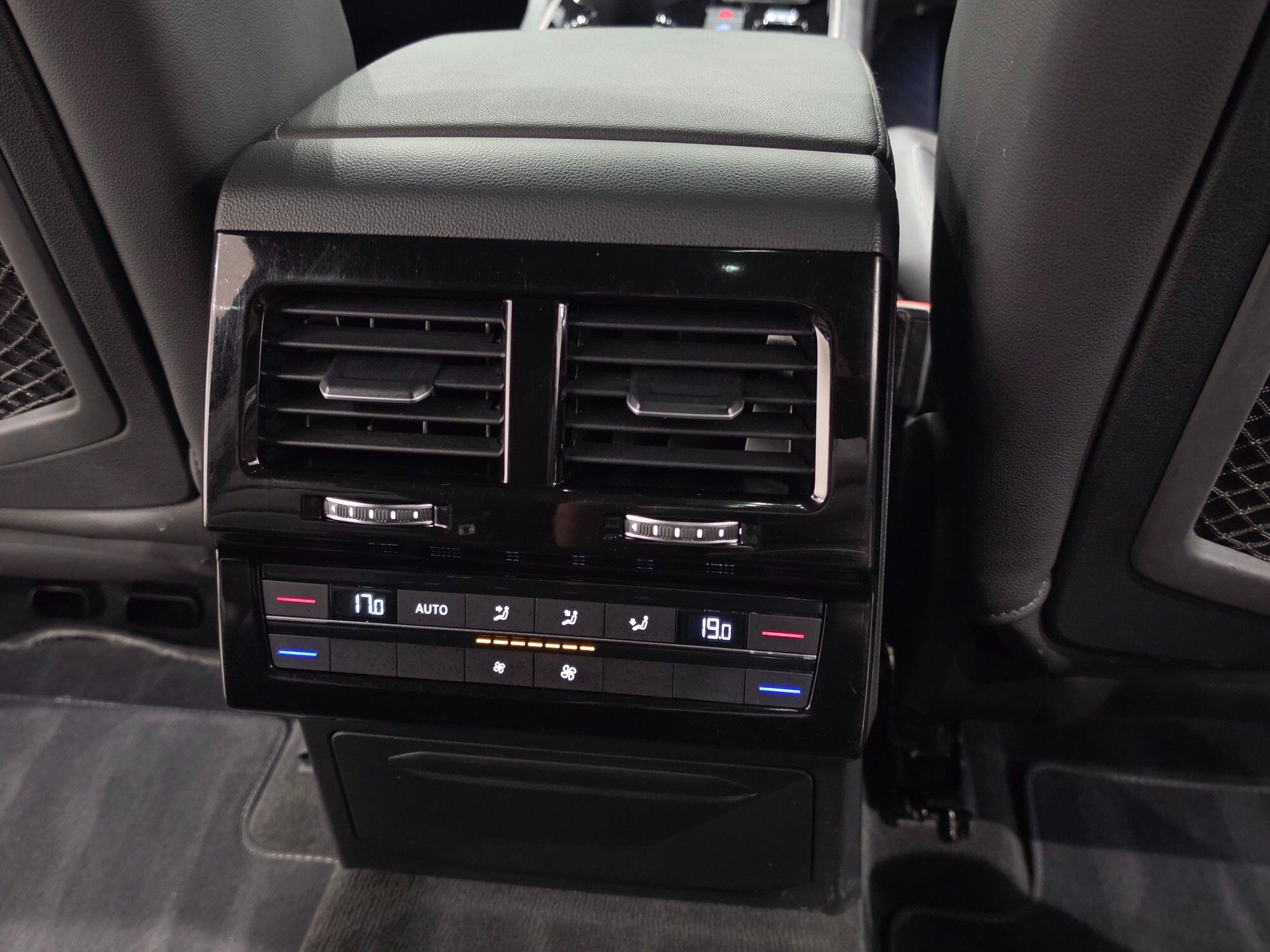 Volkswagen Touareg view 19
