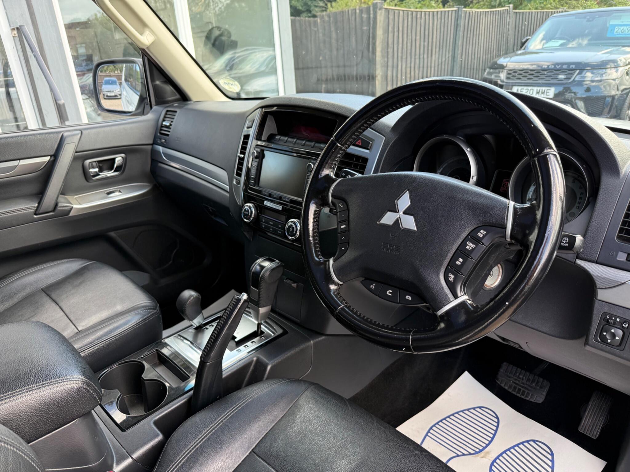 Mitsubishi Shogun view 9