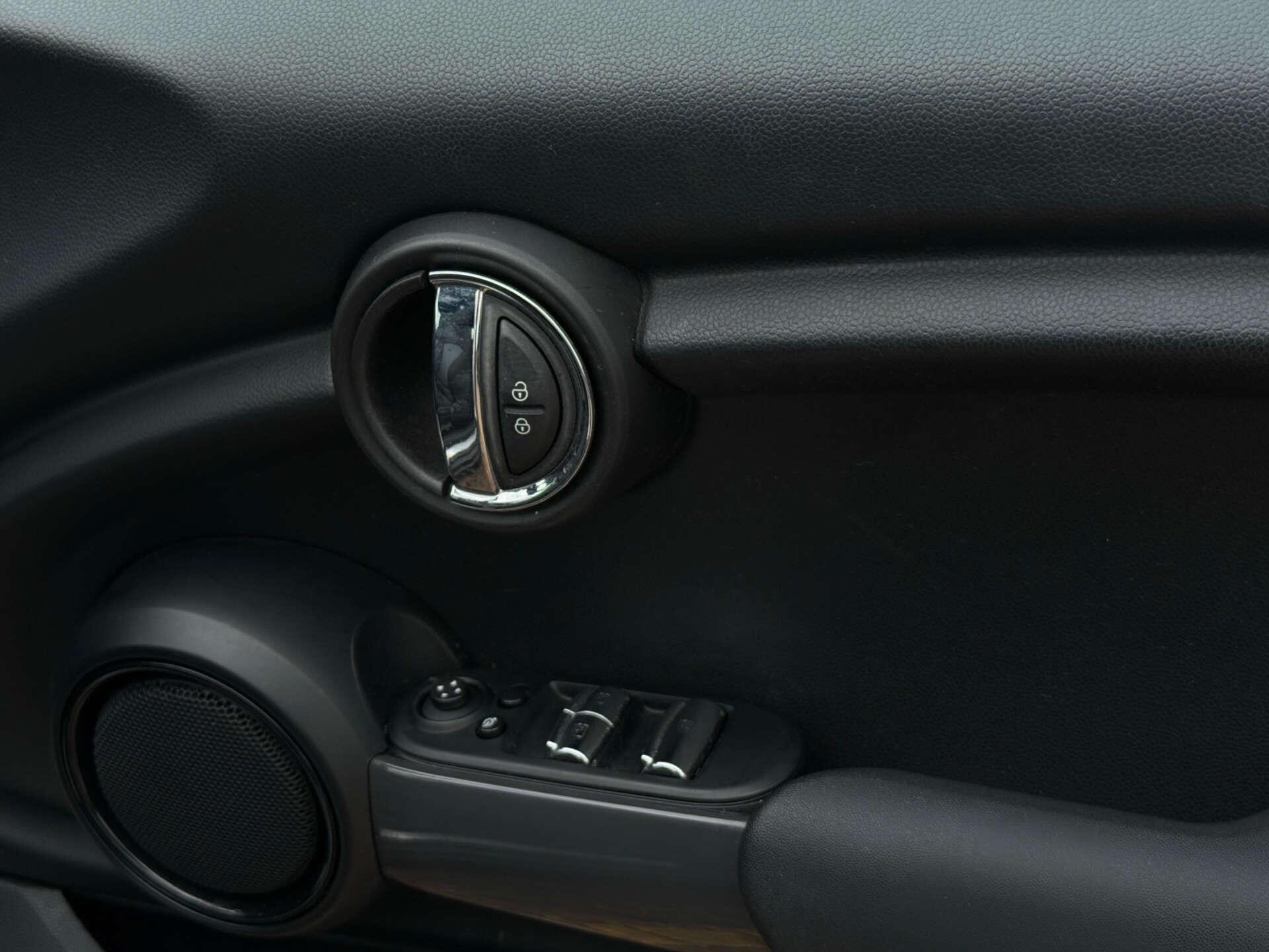 Mini Convertible view 23