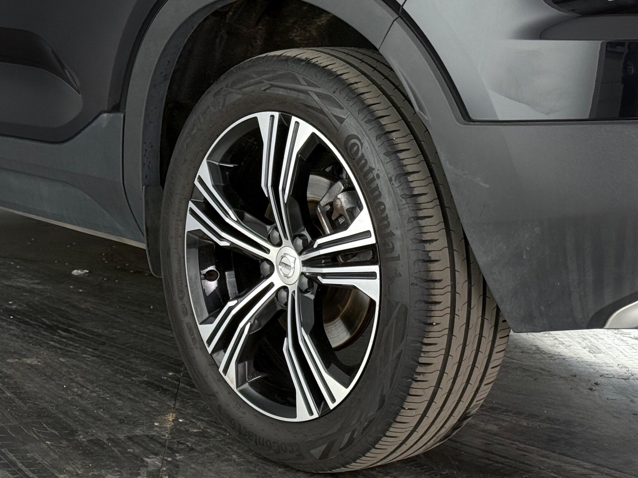 Volvo XC40 view 8