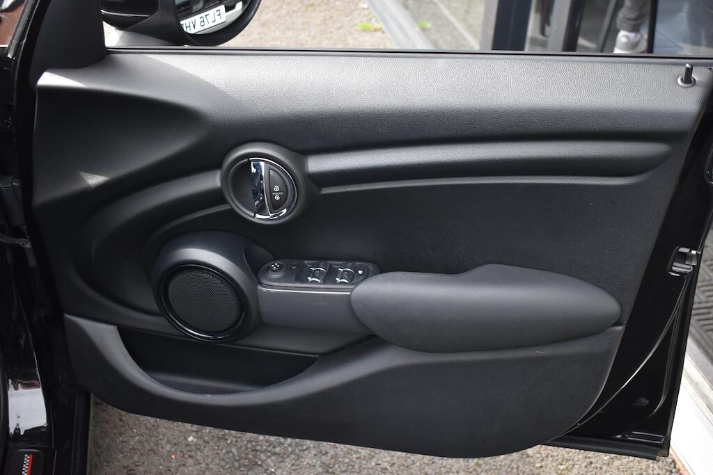 Mini Hatch view 28