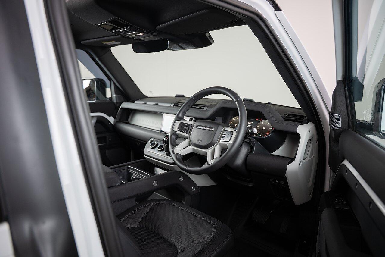 Land Rover Defender 90 view 18