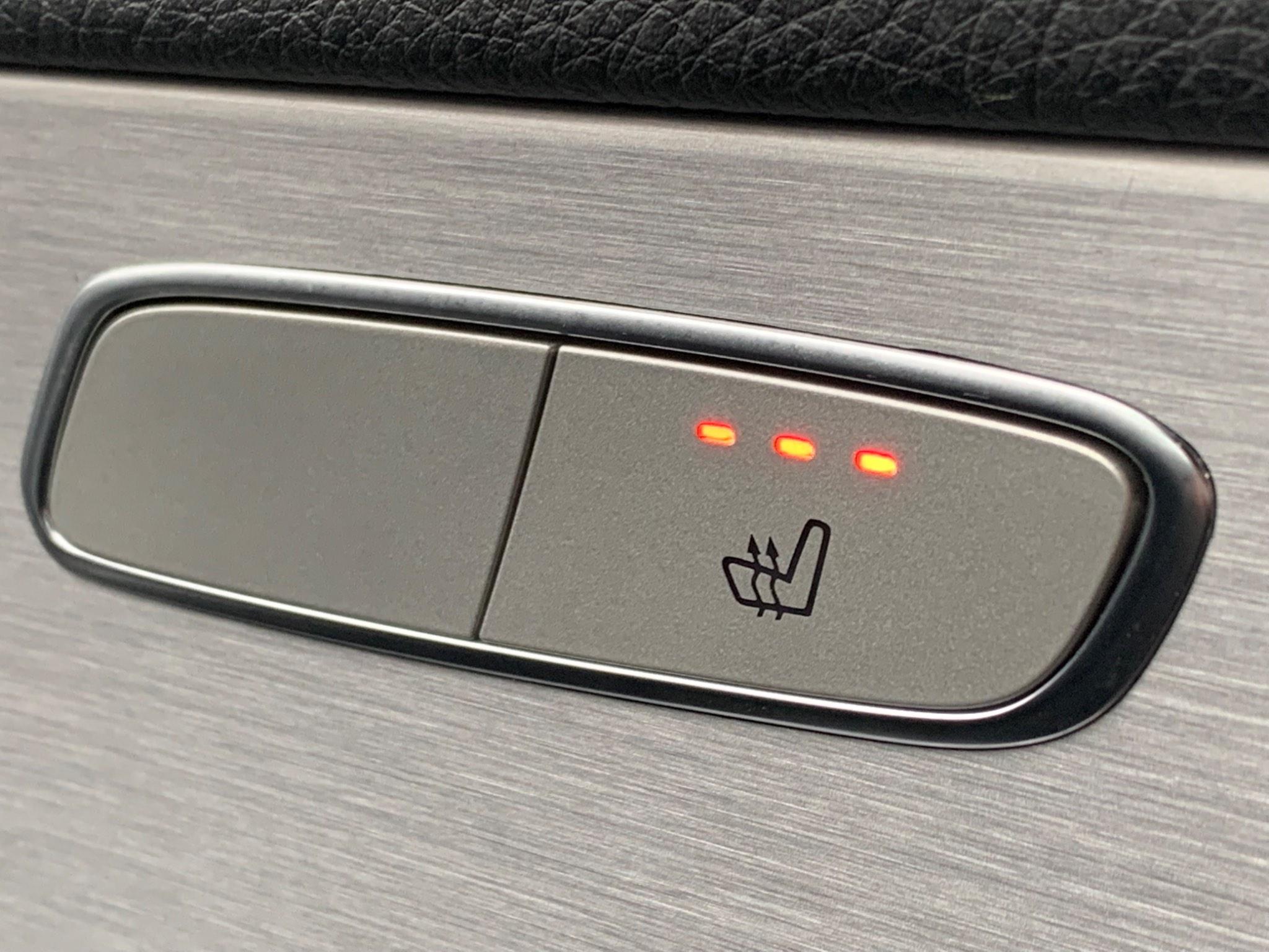 Mercedes-Benz C-Class view 32