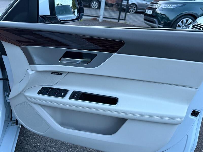 Jaguar XF view 56