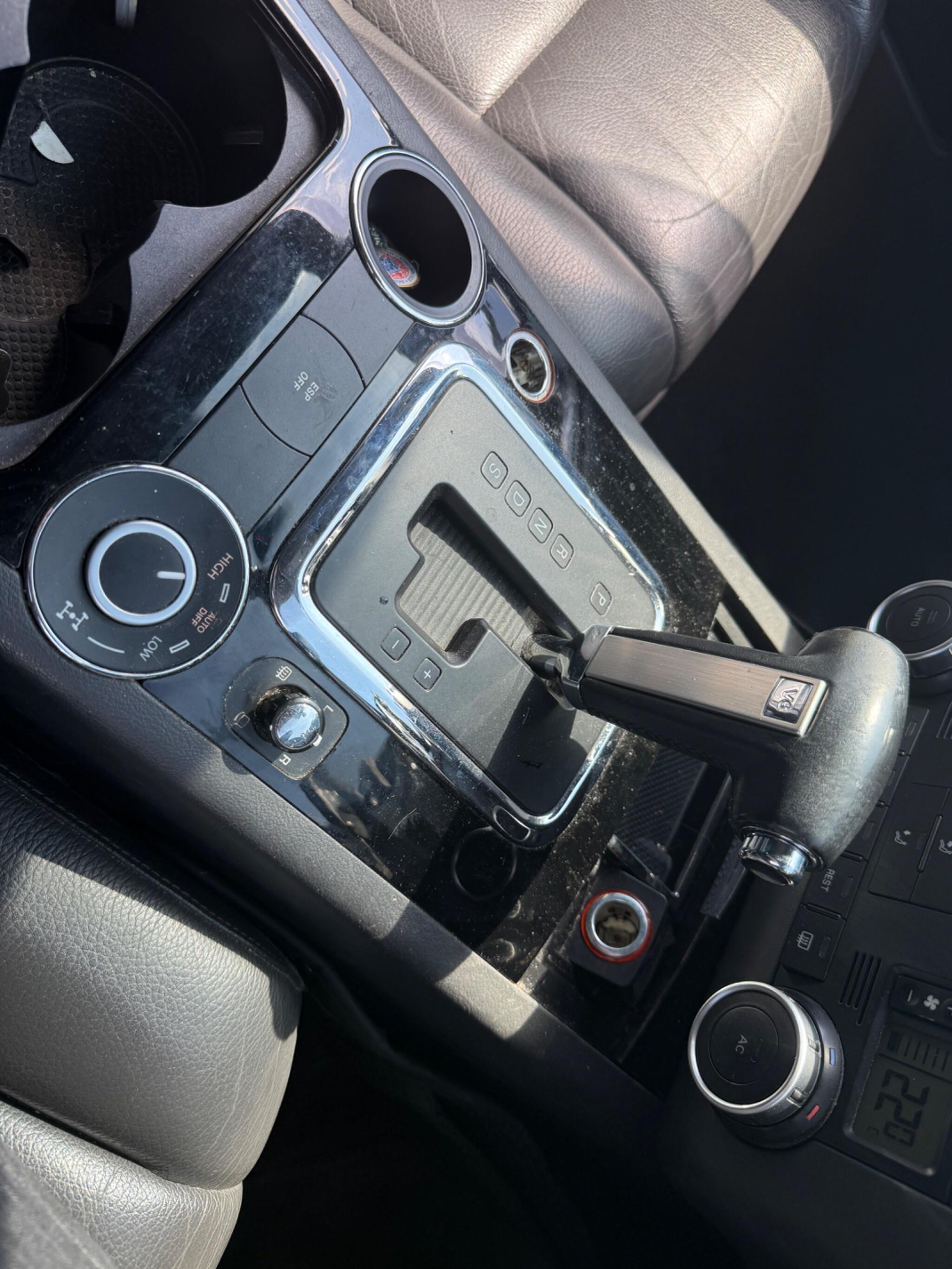 Volkswagen Touareg view 8