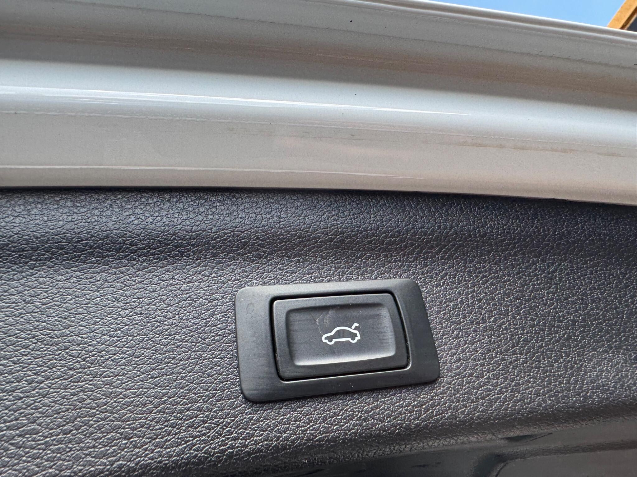 Audi Q3 view 11