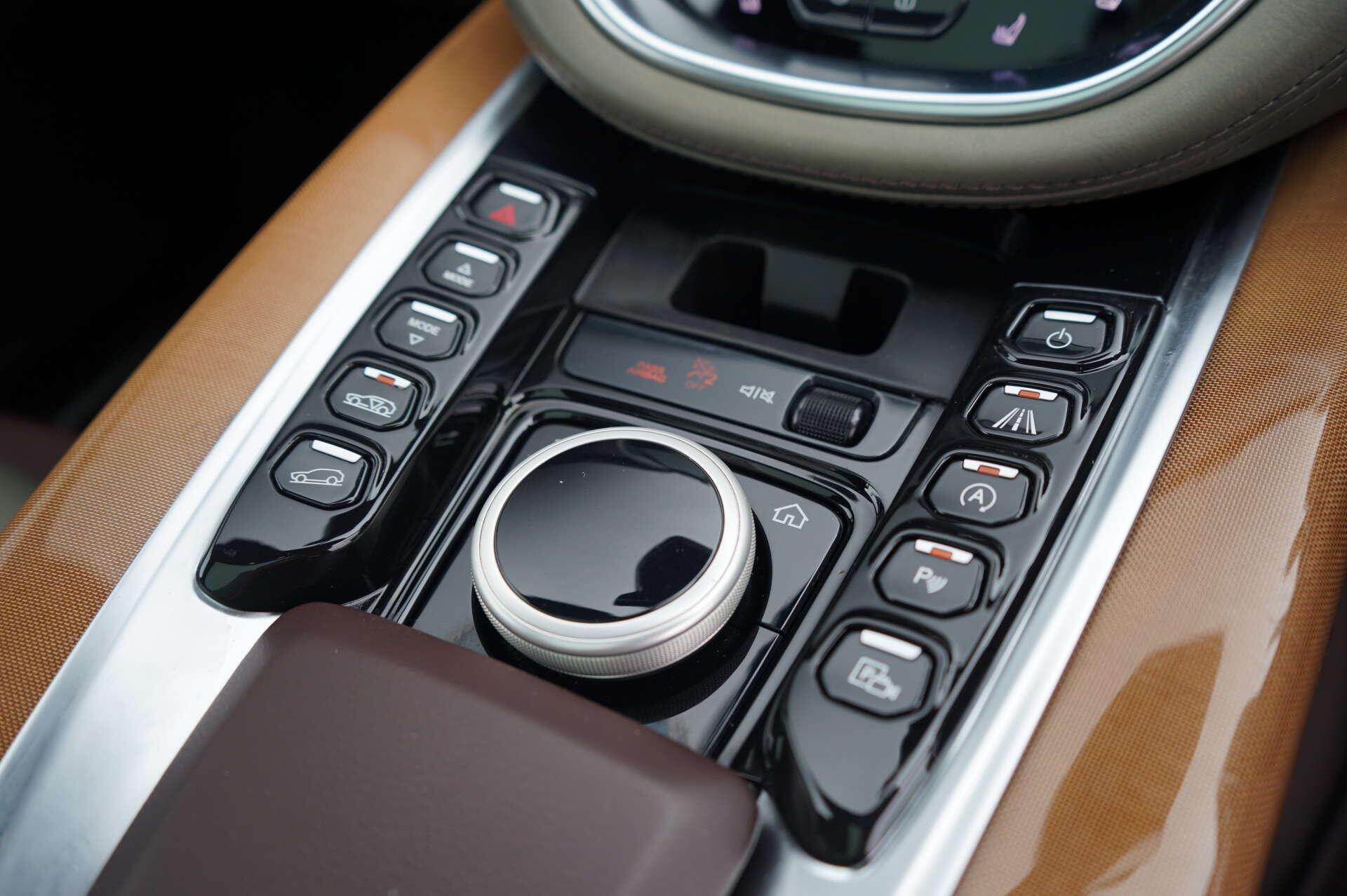 Aston Martin DBX view 24