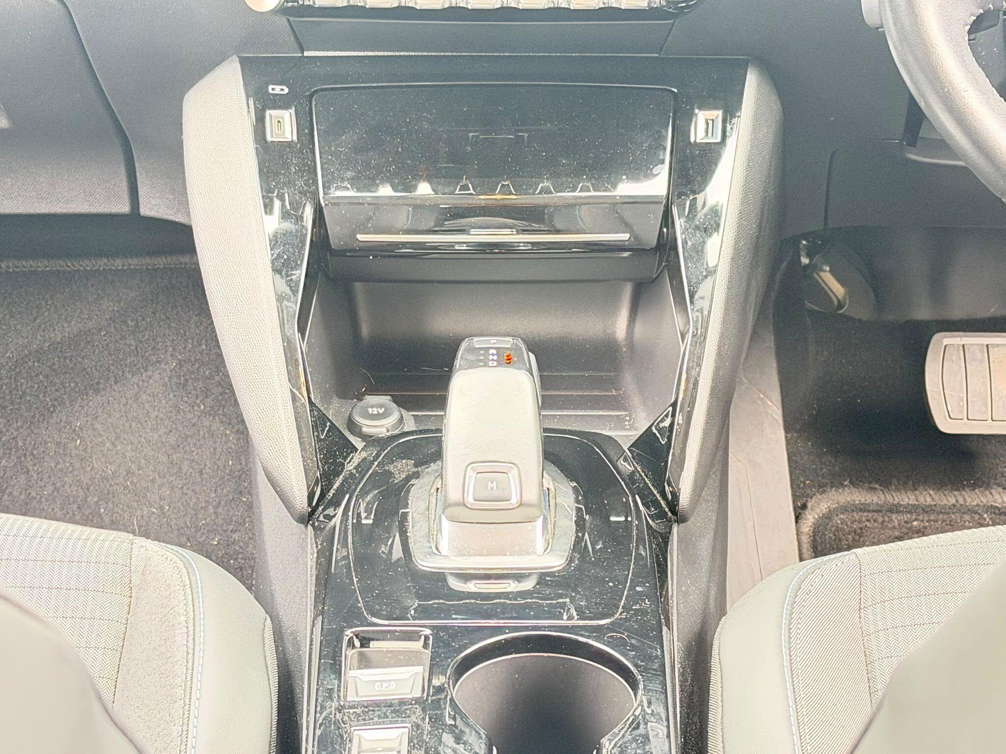 Peugeot 208 view 10