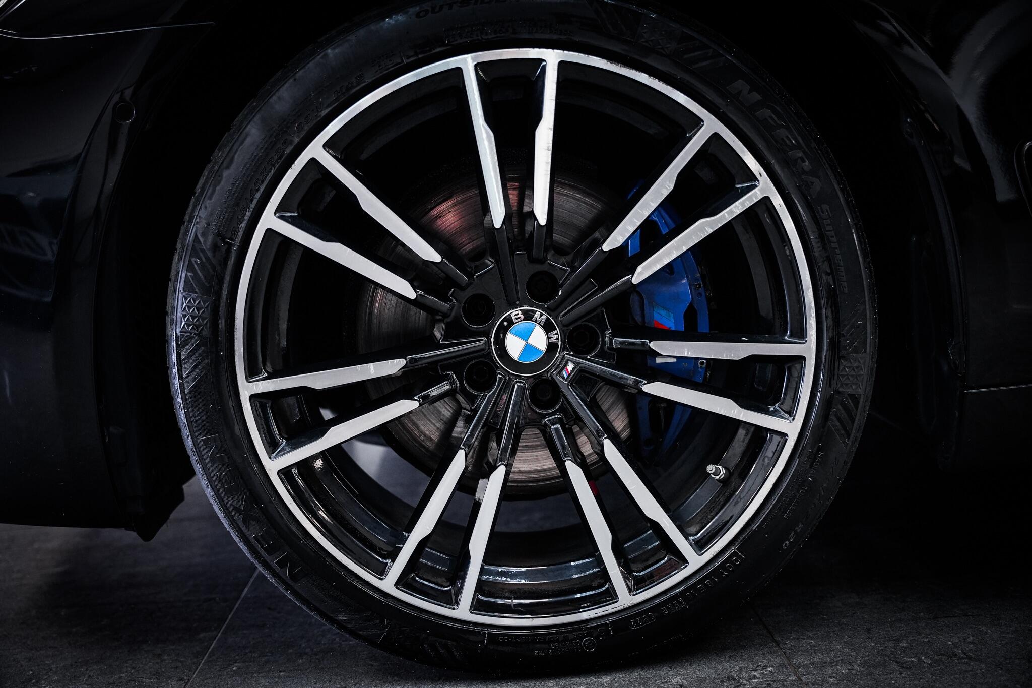 BMW 7 Series view 30