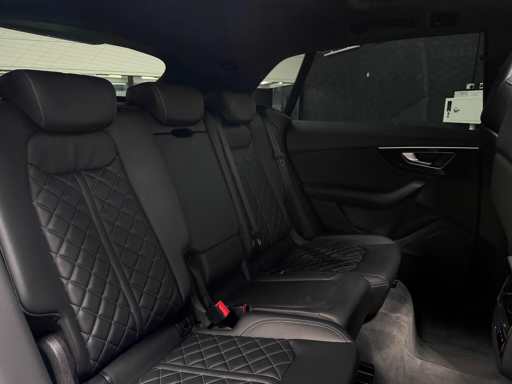 Audi SQ8 view 29