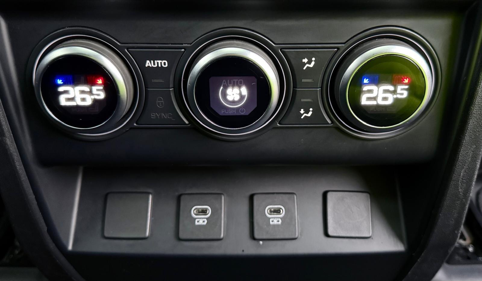 Land Rover Defender view 30