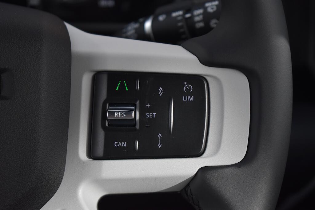 Land Rover Defender 110 view 57