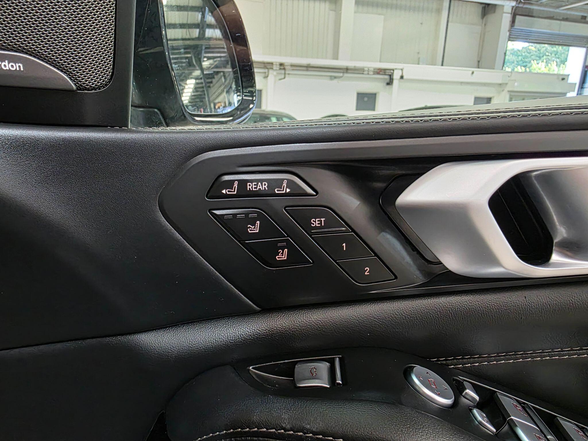 BMW X7 view 25